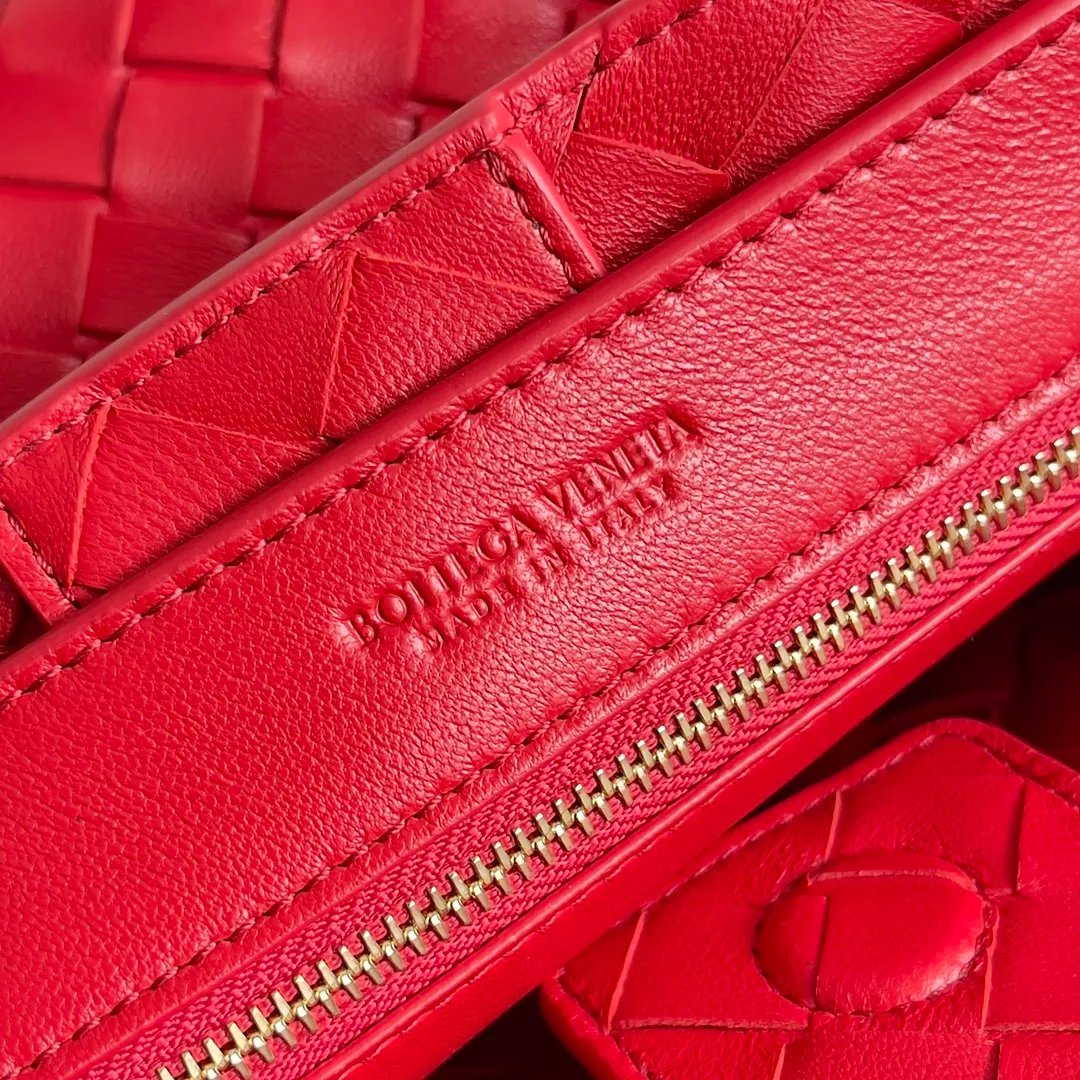 The 2023 new Andiamo batch of 1860 BV has been shipped‼ ️Really popular🔥The new Andiamo woven handbag launched by Bottega Veneta this season is really popular all over the world! ! Celebrities at home and abroad have worn it, and Oscar-winning actress Michelle Yeoh has taken it out on the street. Song Jia, Trai Yara, Yu Feihong, Sanji Ayaka, Rosie Hunting-Whiteley, Yoshioka Riho, etc. have all picked up this bag. It is classic and versatile, showing off its temperament, and the bag capacity is also large, which is very convenient for daily commuting! ! A variety of carrying methods, the shoulder straps can be adjusted by yourself, the original lambskin feels soft and delicate, and the neutral style is made to break gender boundaries and bring a more practical and longer-lasting use experience. Andiamo, which has both elegant and casual styles, perfectly interprets the true appearance of "fashionable old money style". Style number: 743568 Size: 25*22*10.5cm